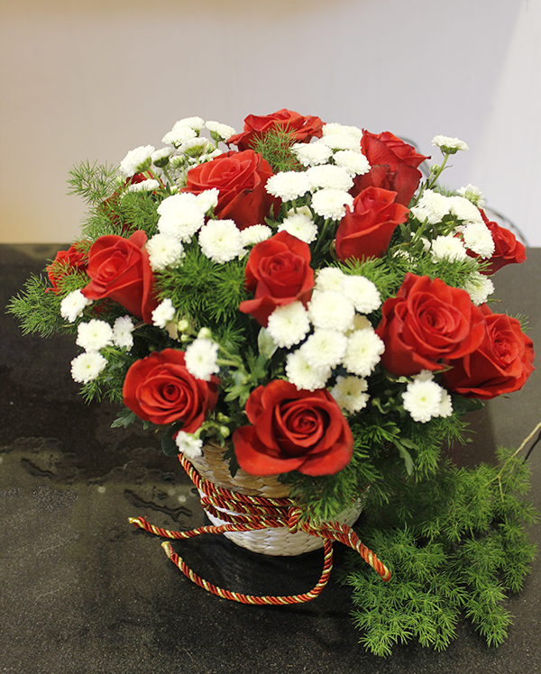 Giỏ hoa Hương tình gồm 15 hồng đỏ phối cùng cúc Calimero trắng để tạo nên 
