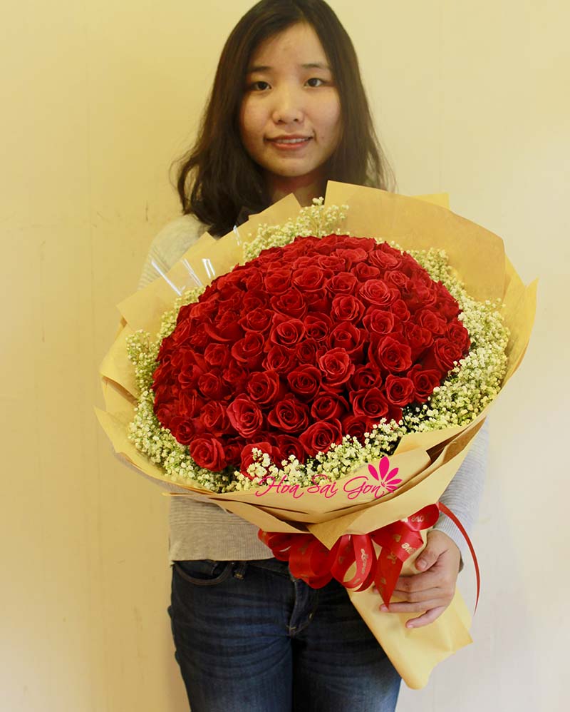 Bó hoa bao gồm 100 bông hồng xinh xắn đáng yêu