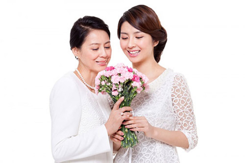 Khi tặng hoa cho mẹ chúng ta nên chọn những loài hoa mà mẹ thích hoặc những loài hoa mang thông điệp ý nghĩa