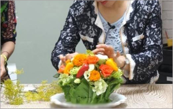 Hướng dẫn cắm hoa để bàn dân dã trang trí bàn ăn trong gia đình