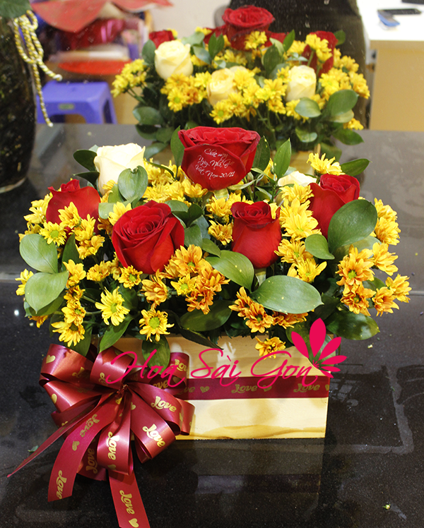 Hộp hoa là món quà ý nghĩa dành tặng cho thầy cô của mình