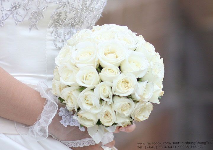 đặt hoa hồng trắng làm hoa cưới
