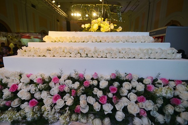 Bánh kem khổng lồ tại Hà Nội với hàng ngàn bông hoa