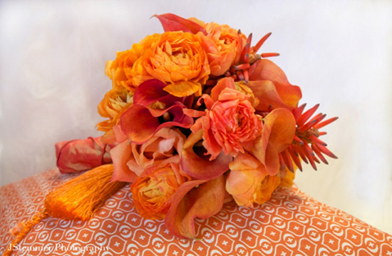 Hoa cưới màu cam sôi nổi