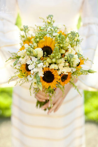 Hoa cưới sắc vàng cho cô dâu rực rỡ trong nắng hè