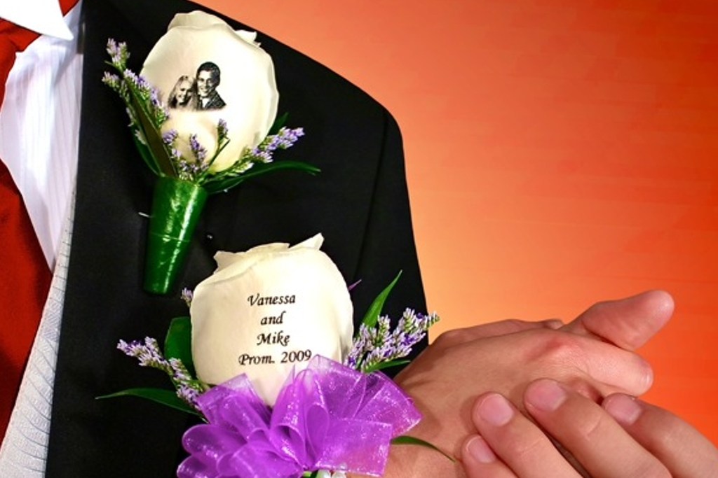 Hình ảnh cặp đôi được in trên hoa vào ngày cưới của họ