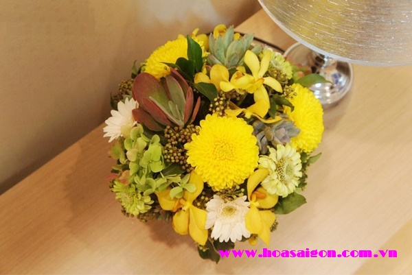 Bình hoa để bàn rực rỡ sắc vàng tự tặng mình trong ngày lễ 20/10