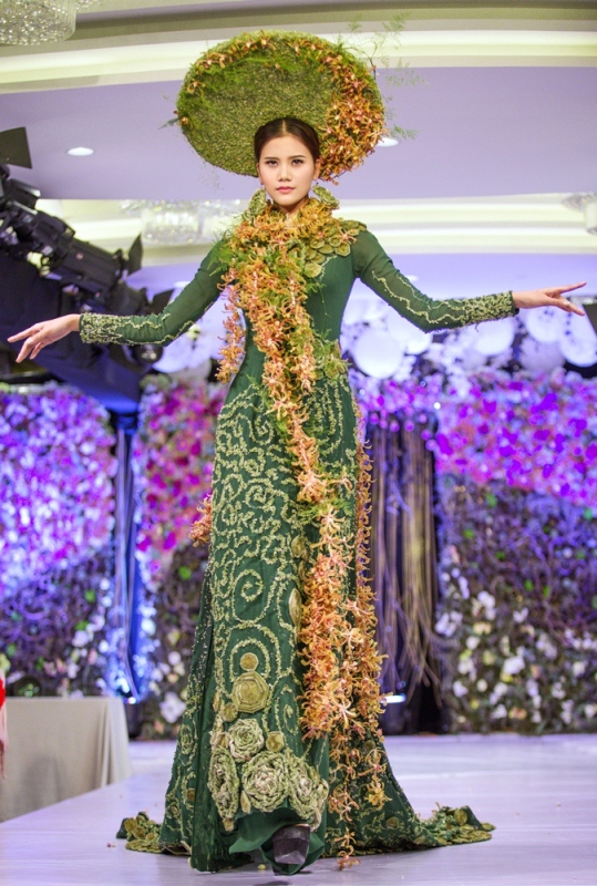 Hương Ly là một trong những người mẫu biểu diễn những bộ trang phục áo dài nghệ thuật được thiết kế từ hoa tươi 