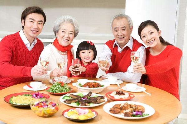 Cùng nhau ăn một bữa cơm có đẩy đủ các thành viên cũng sẽ làm mẹ rất hạnh phúc