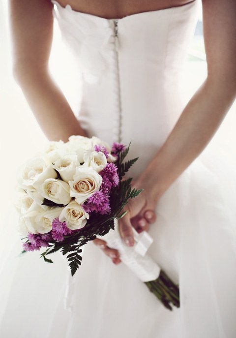 Chọn màu ruy băng buộc hoa đồng màu với một chi tiết nào đó trên váy cưới để tạo nên sự đồng điệu trong hình ảnh của mình