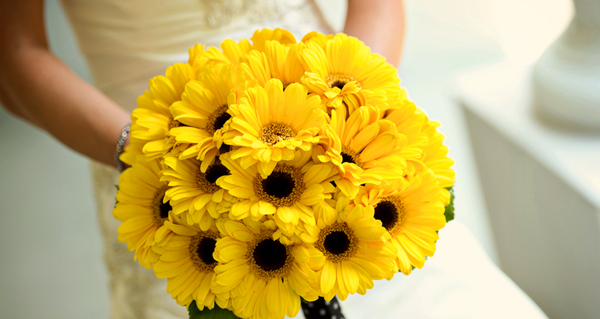 Cô dâu mệnh Kim phù hợp với những bó hoa cưới có màu vàng