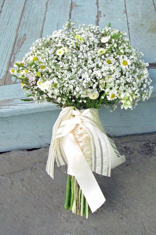Những cô dâu mệnh mộc phù hợp với màu sắc hoa cưới trầm, hoặc hợp với những loài hoa đồng nội