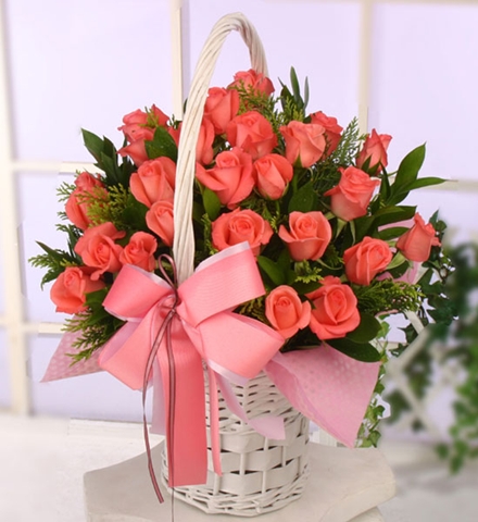 Giỏ hoa hồng dâu đẹp tặng bạn gái trong ngày 20/10 theo màu sắc yêu thích của nàng