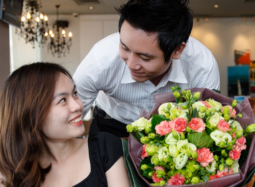 Vợ bạn sẽ vô cùng hạnh phúc và bất ngờ khi nhận được món quà là những bông hoa tươi thắm