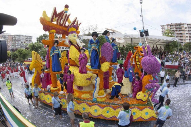 Một xe hoa ở lễ hội hoa Batalla Flores 2014