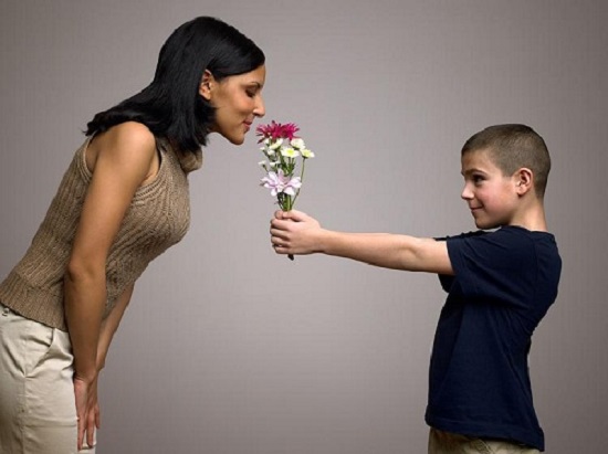Khi dành tặng những bó hoa, trước hết bạn phải nắm được tính cách của mẹ mình để lựa chọn những bó hoa, giỏ hoa phù hợp