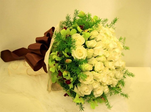 Bó hoa hồng trắng tinh khôi và dịu dàng