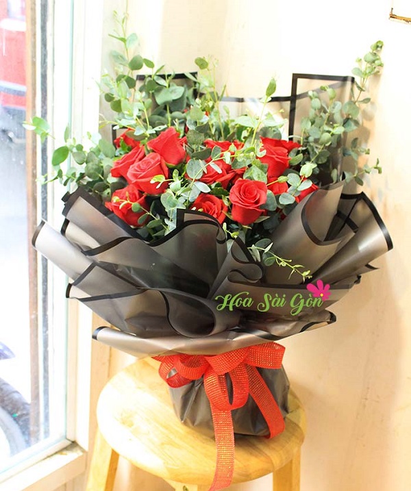 Bó hoa hồng đỏ thắm sang trọng và quyến rũ