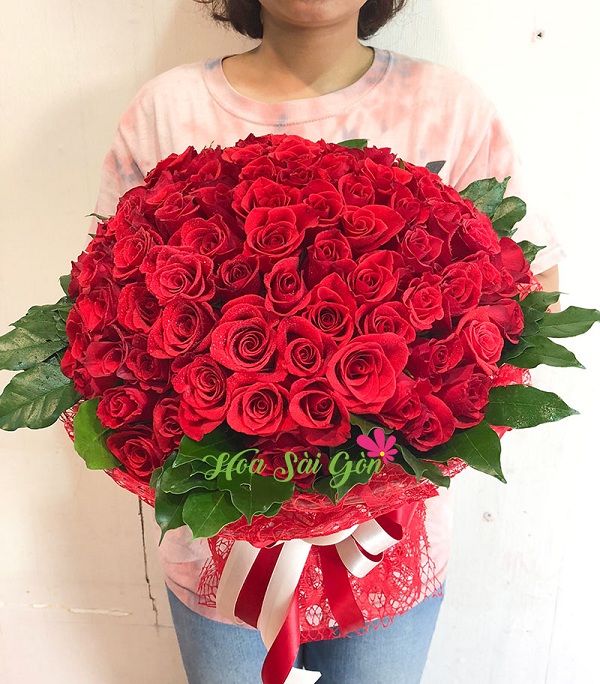 Trong tình yêu hoa hồng đỏ mang ý nghĩa bày tỏ sự chân thành, mạnh mẽ bất chấp mọi khó khăn