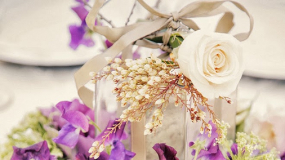 Hoa bàn tiệc sẫm màu cho đám cưới thu