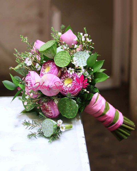 Bó hoa cưới cầm tay là hoa sen vô cùng duyên dáng và độc đáo