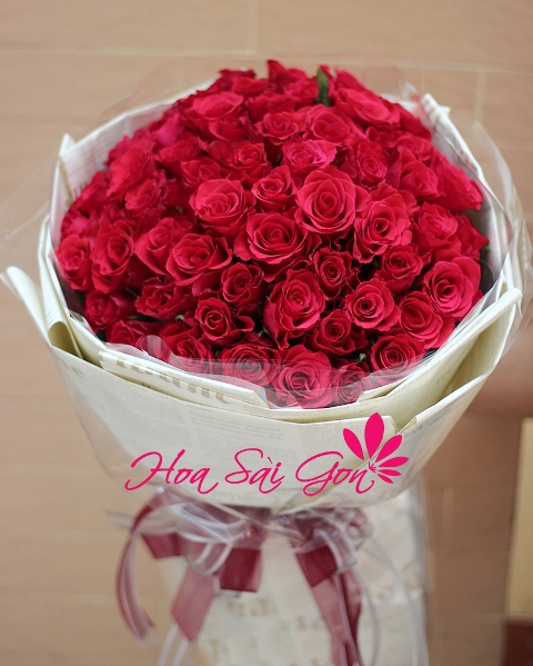 Bó hoa hồng đỏ rực rỡ và cháy bỏng