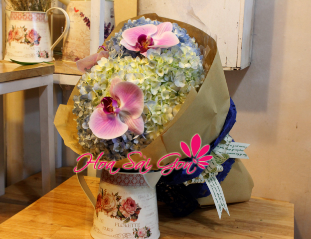 Bó hoa cẩm tú cầu và lan hồ điệp