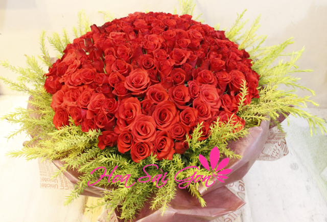 Bó hoa hồng đỏ xinh đẹp rực rỡ