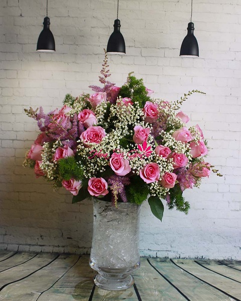 Bình hoa bao gồm những đóa hồng dâu tươi thắm