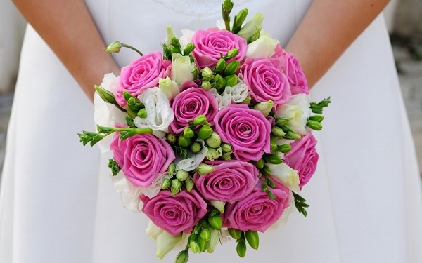 Đừng quên cân nhắc về màu sắc của bó hoa cưới