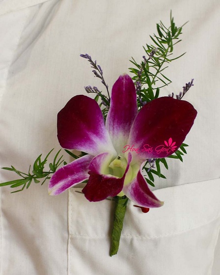 Mẫu hoa cài áo với sự hiện diện của đóa hoa lan tím