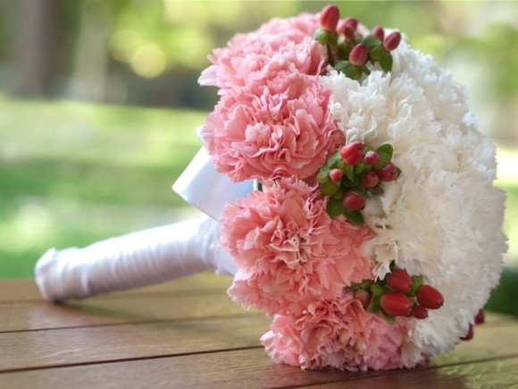 Bạn có thể chọn một bó hoa cẩm chướng màu hồng xen lẫn vài bông màu trắng để thay cho lời cảm ơn người con gái đã hi sinh rất nhiều để làm vợ mình và làm mẹ của những đứa con mình.