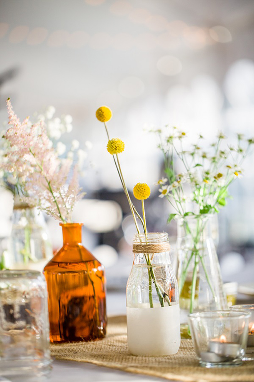 Hoa bàn tiệc với chai thủy tinh chắc chắn sẽ thay lời bạn nói lời cảm ơn chân thành đến quan khách