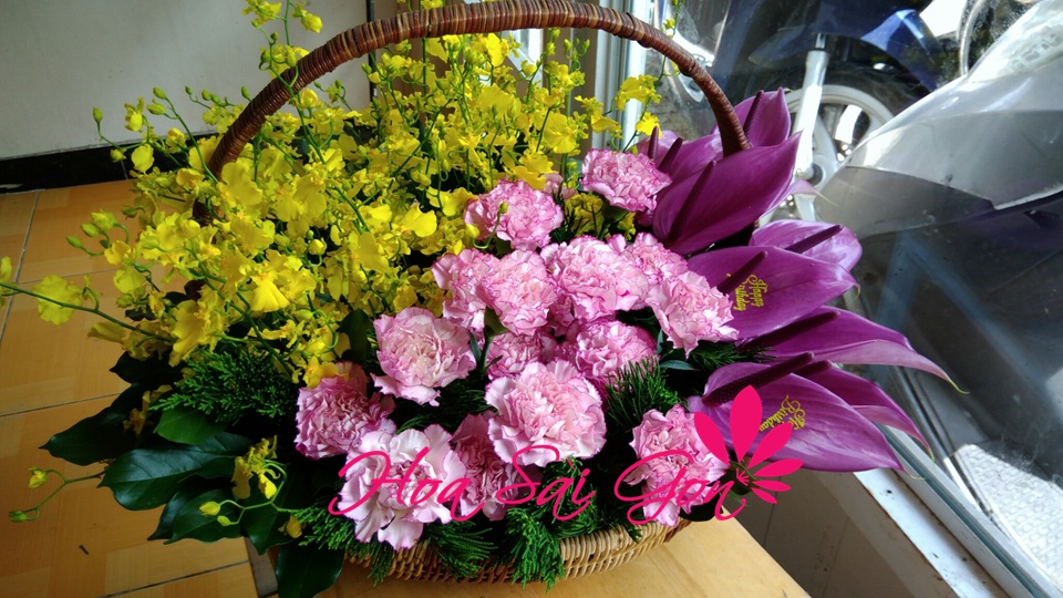 Nếu bạn tặng mẹ hoa giỏ bằng hoa cẩm chướng hồng sẽ tượng trưng cho lòng quý mến, tình yêu thanh cao