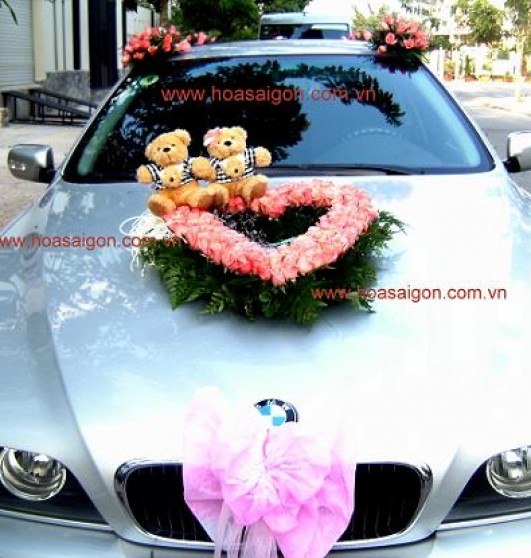 V Bạn có thể trang trí hoa tươi kết hợp cùng với phụ kiện như gấu bông