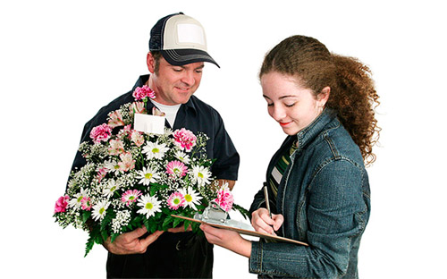 Nếu nàng đang ở nhà, bạn có thể nhờ người chuyển hoa mang đến tận nhà cho bạn gái