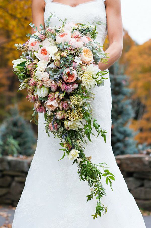 Nên chọn bó hoa nhiều màu sắc rực rỡ, không nên chọn màu nhạt  dễ lẫn vào màu váy cưới