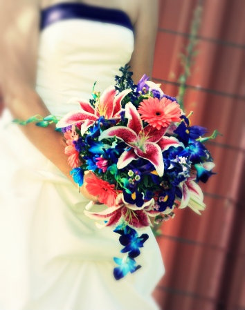 Hoa cưới cầm tay tự nhiên đầy màu sắc