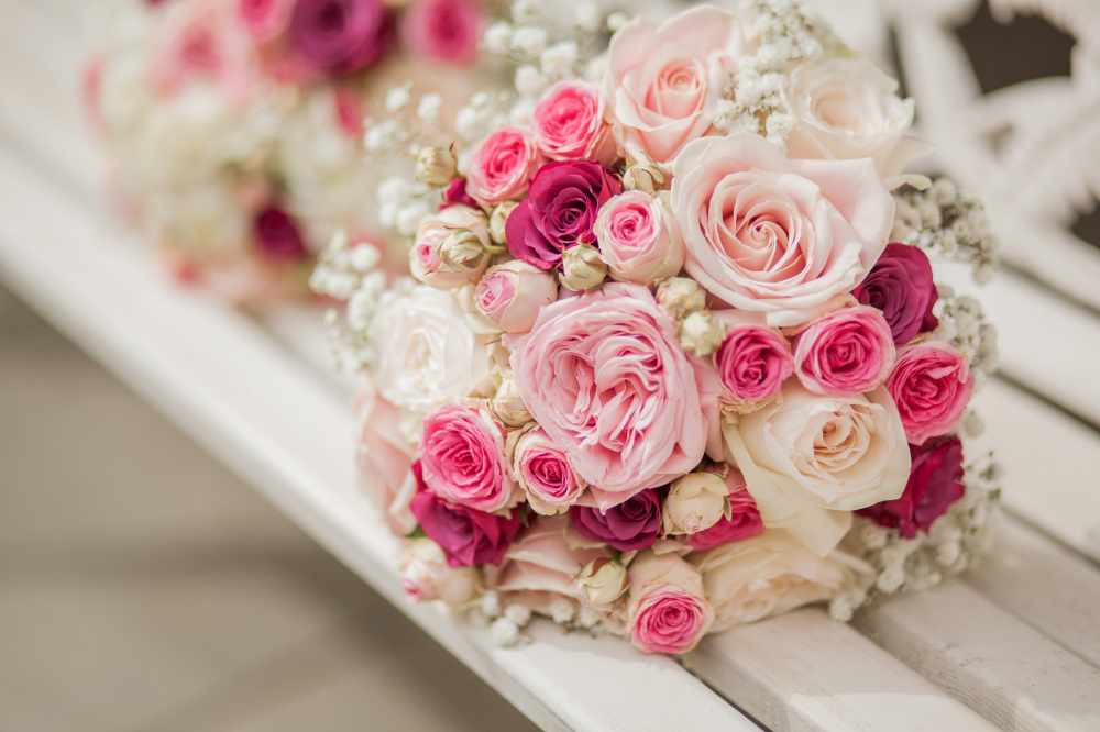 Hoa cưới hồng pastel không hề kén chọn trang phúc khi kết hợp 