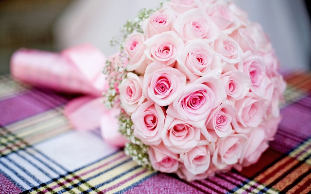 Hoa cưới hồng pastel thể hiện sự nhẹ nhàng và nữ tính khi cô dâu kết hợp cùng với son môi cũng màu hồng