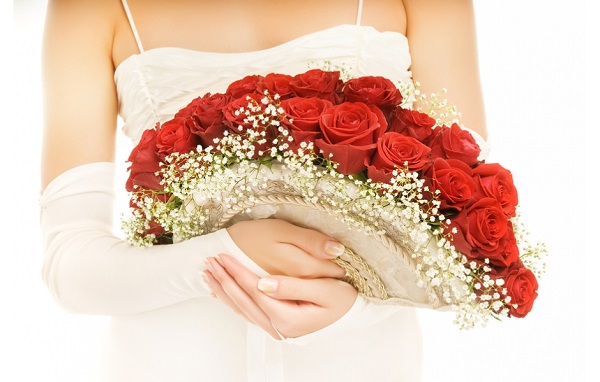 Mẫu hoa cưới cầm tay đẹp hình cánh quạt độc đáo sẽ tôn lên vẻ đẹp kiêu kỳ cho các cô dâu