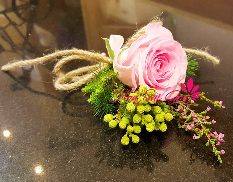 Hoa cài áo cho chú rể Hoa cài áo cho chú rể