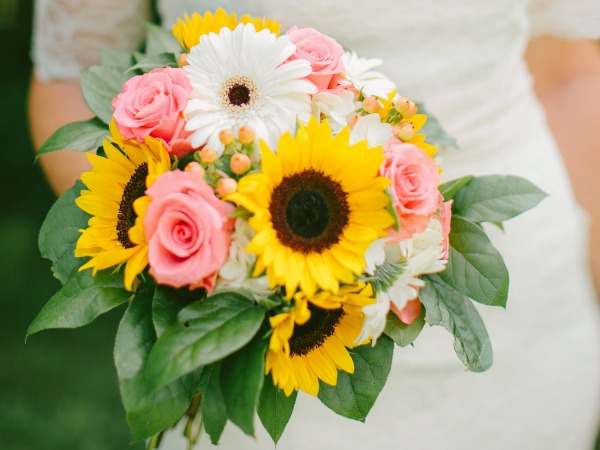 Hãy thử tô điểm sắc vàng rực rỡ với bó hoa cưới hướng dương 
