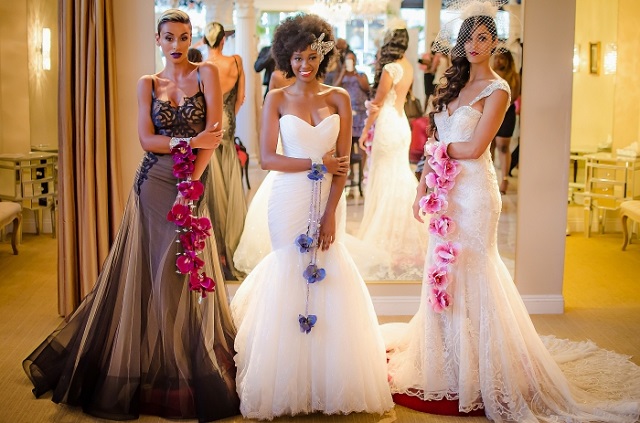 Tùy vào sở thích và phong cách cách cá nhận của mình mà các cô dâu có thể đeo hoa cưới ở bên cổ tay nào