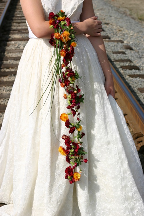 Hoa cưới đeo tay dáng dài đa sắc màu