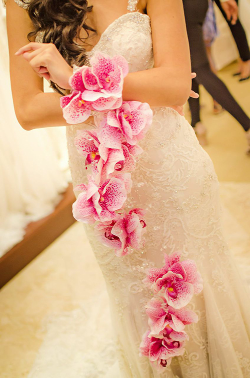 Hoa cưới đeo tay dáng dài kết từ hoa lan