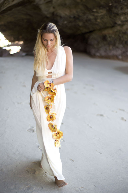 Hoa cưới đeo tay dáng dài kết từ hoa lan giúp cô dâu trở nên duyên dáng và thu hút