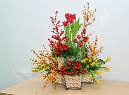 Có thể kết hợp nhiều loại hoa khác nhau để tạo nên sự tươi mới cho phòng khách nhà bạn