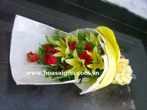 Bó hoa là sự kết hợp giữ lyly vàng và hồng đỏ dễ tìm thấy