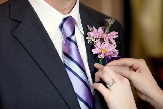 Hoa cài áo đánh dấu vị trí của chàng trong đám đông Hoa cài áo đánh dấu vị trí của chàng trong đám đông